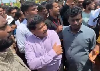 மக்களால் விரட்டியடிக்கப்பட்ட அமைச்சர்!