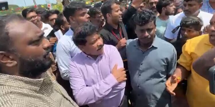 மக்களால் விரட்டியடிக்கப்பட்ட அமைச்சர்!