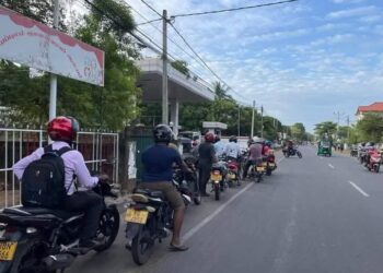 Artificial shortage of petrol in Jaffna; queues long into the night