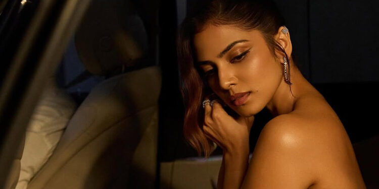 ரசிகர்களை கவர்ந்து இழுக்கும் மாளவிகா மோகனனின் லேட்டஸ்ட் போட்டோஷூட்..