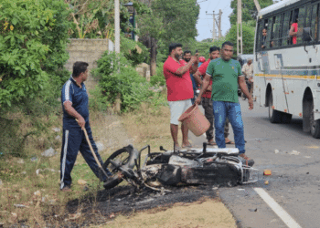 வட்டுக்கோட்டையில் பதற்றம் : இரு குழுக்களிடையே மோதல்; பொலிஸார் துப்பாக்கிச் சூடு