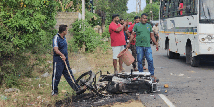 வட்டுக்கோட்டையில் பதற்றம் : இரு குழுக்களிடையே மோதல்; பொலிஸார் துப்பாக்கிச் சூடு