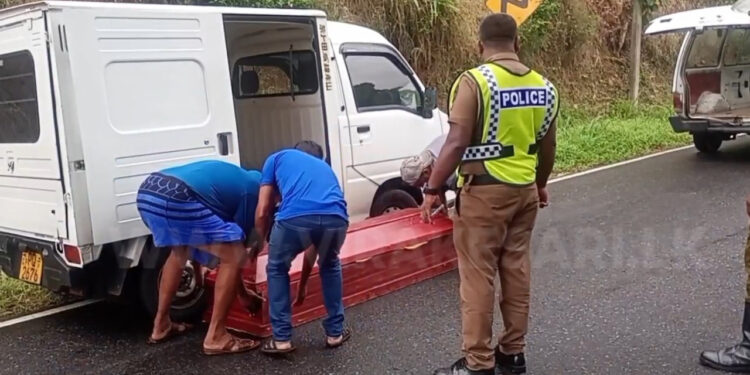 மோட்டார் சைக்கிள் – லொறி விபத்து ; இரு பிள்ளைகளின் தாய் உயிரிழப்பு ; தந்தை ஆபத்தான நிலையில் 