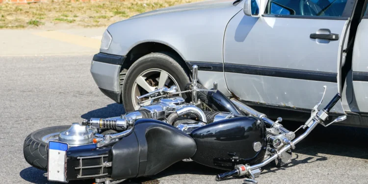 மோட்டார் சைக்கிள் – கார் மோதி விபத்து ; ஒருவர் படுகாயம்!