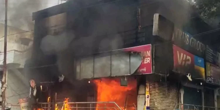 கொடிகமுவவில் கடையில் தீ விபத்து