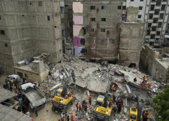 பாக்கிஸ்தானில் அடுக்குமாடி குடியிருப்பு இடிந்து விழுந்து விபத்து ; 27 பேர் பலி