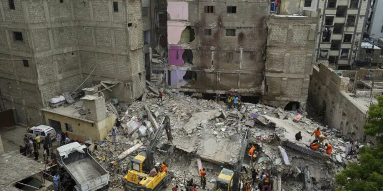 பாக்கிஸ்தானில் அடுக்குமாடி குடியிருப்பு இடிந்து விழுந்து விபத்து ; 27 பேர் பலி