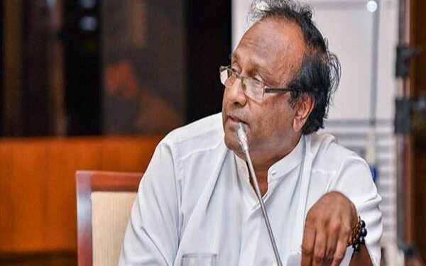 விடுதலைப் புலிகளின் தலைவரது இறுதி நிமிடங்கள் தொடர்பில் புதுக் கதை கூறும் சரத் வீரசேகரரணிலை.