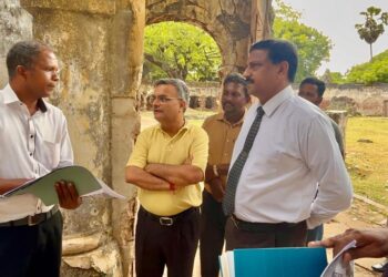 யாழ்.பழைய கச்சேரியை பார்வையிட்டனர் உலக வங்கி பொருளாதார நிபுணர் குழுவினர்