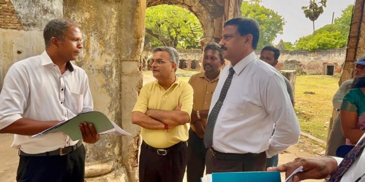 யாழ்.பழைய கச்சேரியை பார்வையிட்டனர் உலக வங்கி பொருளாதார நிபுணர் குழுவினர்