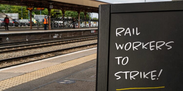 ரயில் சாரதிகள் 48 மணிநேர அடையாள பணிப்பகிஷ்கரிப்பில் ஈடுபட தீர்மானம்!