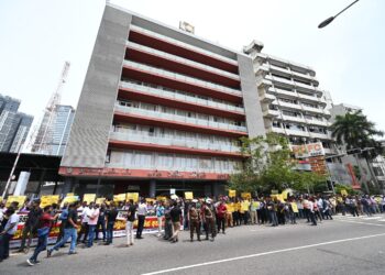 மின்சார சபை சட்ட மூலத்திற்கு எதிர்ப்புத் தெரிவித்து மின்சார தொழிற்சங்கள் பணிப்புறக்கணிப்பு; சபைக்கு முன்பாக ஆர்ப்பாட்டம்