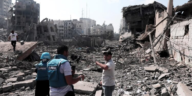 “என்னிடம் இனிமேலும் ஊடக பணியில் ஈடுபடுவதற்கான வலுஇல்லை, எனது உடல் மெலிந்து விட்டது ; காசாவிலிருந்து ஒரு ஊடகவியலாளர் ” – உடனடிதலையீடு இல்லாவிட்டால் காசாவில் இறுதியாக உள்ள ஊடகவியலாளர்கள் உயிரிழப்பார்கள் ஏஎவ்பி