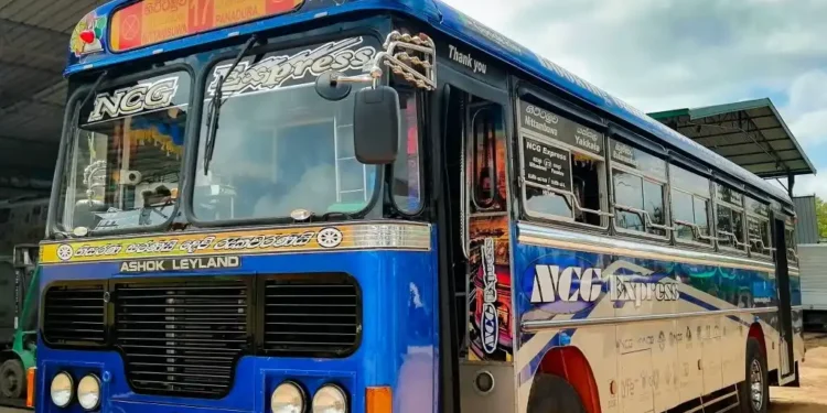 ‘சிசு சரிய’ பஸ்ஸில் இருந்து விழுந்த மாணவன் : சாரதி, நடத்துனர் பணி இடைநீக்கம்