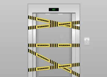 கிளிநொச்சி மாவட்ட வைத்தியசாலையில் செயலிழந்த மின் தூக்கி, நோயாளர்களை ஏற்றி இறக்கும் பணிகளில் மாணவர்கள்