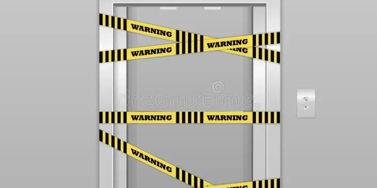 கிளிநொச்சி மாவட்ட வைத்தியசாலையில் செயலிழந்த மின் தூக்கி, நோயாளர்களை ஏற்றி இறக்கும் பணிகளில் மாணவர்கள்