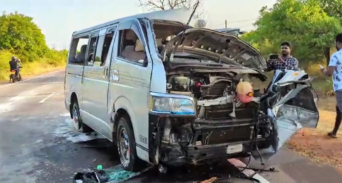 மாத்தறையிலிருந்து நுவரெலியாவுக்கு சென்ற வேன் 70 அடி பள்ளத்தில் விழுந்து விபத்து : 8 பேர் படுகாயம்