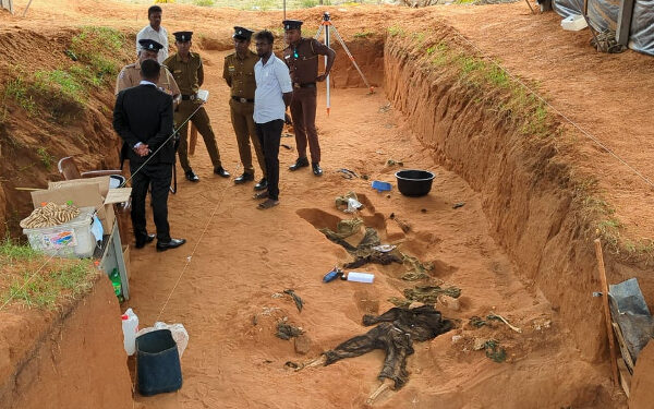 செம்மணியில் மீட்கப்பட்ட பொருட்கள் மக்கள் பார்வைக்கு ; அடையாளம் காட்டி விசாரணைக்கு உதவுமாறு கோரிக்கை