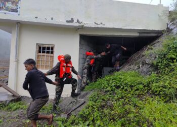 உத்தராகண்ட்டில் மேக வெடிப்பு: வீடுகளை அடித்துச் சென்ற பெருவெள்ளம் – ஐம்பதிற்கும் மேற்பட்டவர்கள் உயிரிழந்திருக்கலாம் என அச்சம்