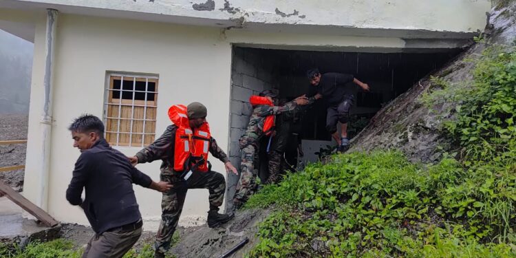 உத்தராகண்ட்டில் மேக வெடிப்பு: வீடுகளை அடித்துச் சென்ற பெருவெள்ளம் – ஐம்பதிற்கும் மேற்பட்டவர்கள் உயிரிழந்திருக்கலாம் என அச்சம்