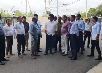 யாழில் செயல்படாத பொருளாதார மையத்தை பார்வையிட்டார் அமைச்சர் வசந்த சமரசிங்க