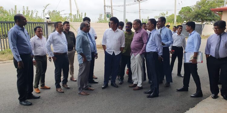 யாழில் செயல்படாத பொருளாதார மையத்தை பார்வையிட்டார் அமைச்சர் வசந்த சமரசிங்க