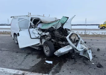 முச்சக்கர வண்டி – சிறிய ரக வேன் மோதி விபத்து, 6 பேர் காயம்