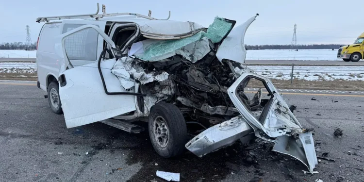 முச்சக்கர வண்டி – சிறிய ரக வேன் மோதி விபத்து, 6 பேர் காயம்