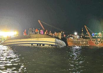 இத்தாலியில் அகதிகள் சென்ற படகு கவிழ்ந்து விபத்து ; 26 பேர் உயிரிழப்பு