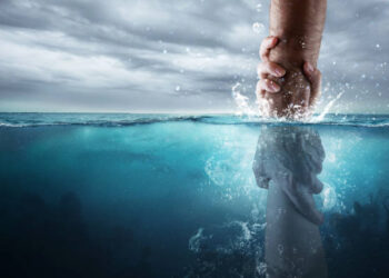 கடல் அலையில் அள்ளுண்டுச் செல்லப்பட்ட நபர் காப்பாற்றப்பட்டார்