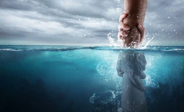 கடல் அலையில் அள்ளுண்டுச் செல்லப்பட்ட நபர் காப்பாற்றப்பட்டார்