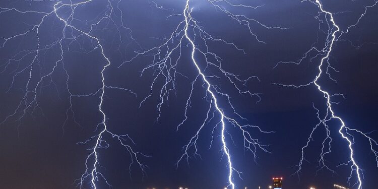 கடும் மின்னல் தாக்கம் தொடர்பில் எச்சரிக்கை