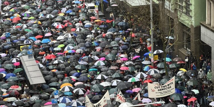 சிட்னியில் பாலஸ்தீன ஆதரவு பேராட்டம் – பாலத்தின் ஊடாக பேரணியாக சென்ற ஒரு இலட்சத்திற்கும் மேற்பட்ட மக்கள் – அவுஸ்திரேலியா ஏன் இதுவரை இஸ்ரேலிற்கு எதிராக தடைகளை விதிக்கவில்லை என கேள்வி?