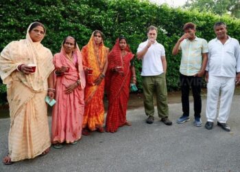 இறந்துபோன’ வாக்காளர்கள் உடன் தேநீர் விருந்து: தேர்தல் ஆணையத்துக்கு நன்றி என ராகுல் காந்தி பதிவு