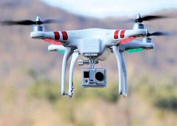 ட்ரோன் கமராவை பறக்க விட்ட மூவர் கைது!