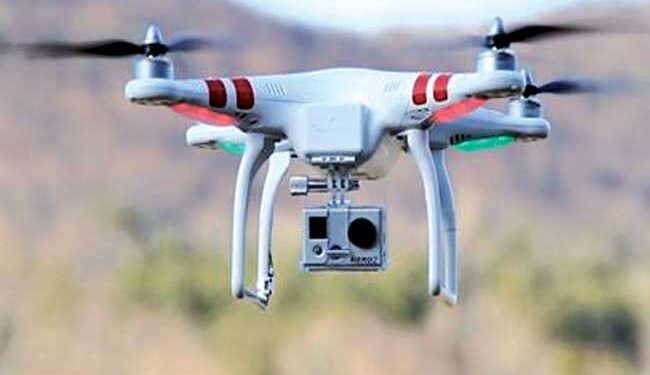 ட்ரோன் கமராவை பறக்க விட்ட மூவர் கைது!