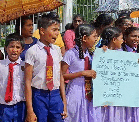 திடீரென இடைநிறுத்தப்பட்ட பேருந்து சேவை – மாணவர்கள் போராட்டம்