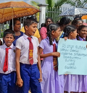 திடீரென இடைநிறுத்தப்பட்ட பேருந்து சேவை – மாணவர்கள் போராட்டம்