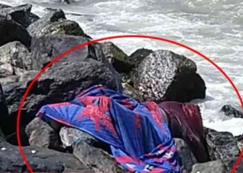 நிர்வாண நிலையில் கரையொதுங்கிய சடலம்