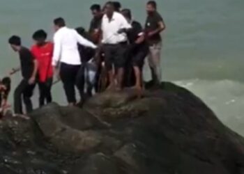 அலையில் அடித்துச் செல்லப்பட்ட காதலர்கள்!