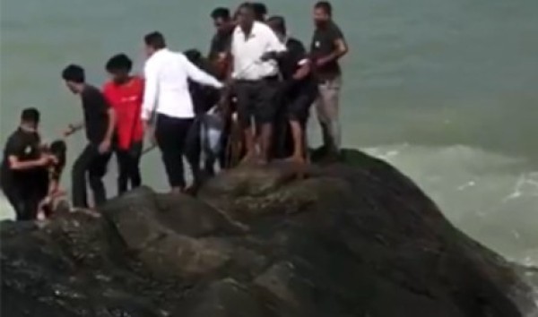 அலையில் அடித்துச் செல்லப்பட்ட காதலர்கள்!