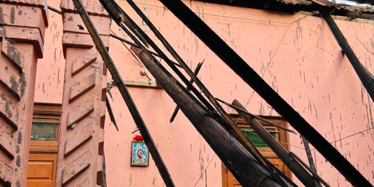 வீட்டின் மேல் விழுந்த பனைமரம்!