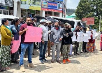 நுவரெலியா ஆணையாளர் இடமாற்றக் கோரி மக்கள் ஆர்ப்பாட்டம்!