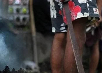 யாழில் வாள் வெட்டு : இருவர் படுகாயம்