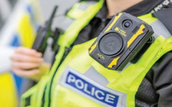 பொலிஸ் அதிகாரிகளுக்கு கமரா பொருத்தப்பட்ட சீருடைகள்!