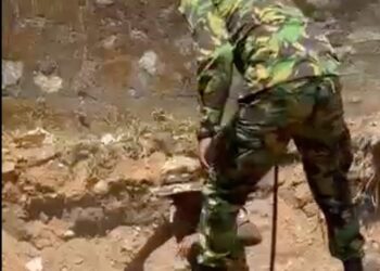 சுற்றிவளைக்கப்பட்ட பள்ளிவாசல் : மீட்கப்பட்ட ஆயுதம்