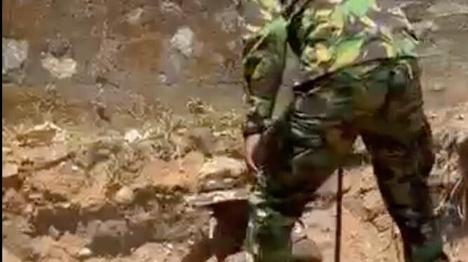 சுற்றிவளைக்கப்பட்ட பள்ளிவாசல் : மீட்கப்பட்ட ஆயுதம்