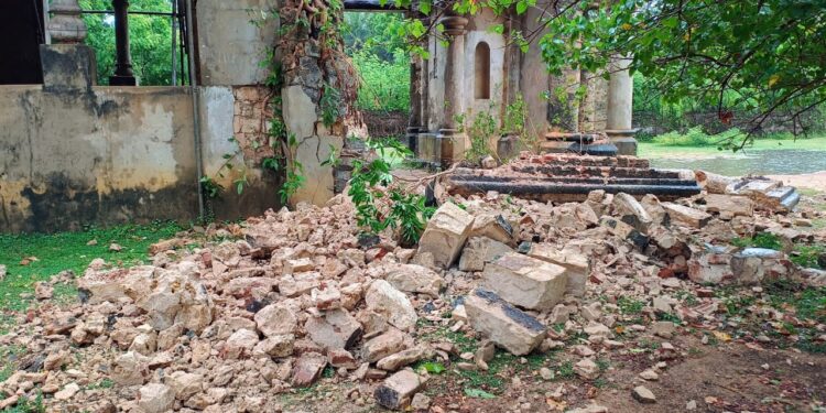 இடிந்து விழுந்தது மந்திரிமனை!