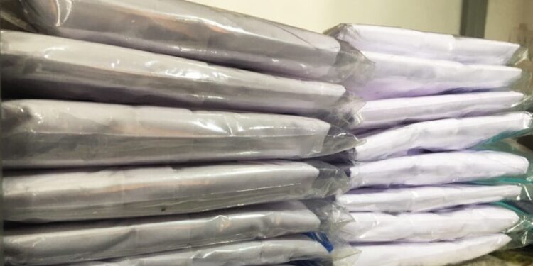 சீனாவால் பாடசாலைக்குச் சீருடைகள்!