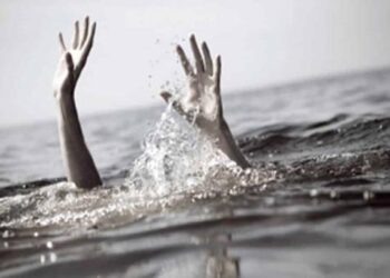 ஒரு வயதுக் குழந்தையுடன் கடலில் குதித்த தாய்!